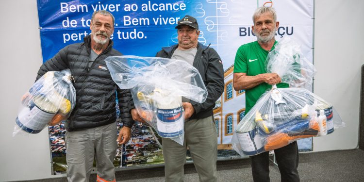 Programa de Auxílio ao Pescador Artesanal beneficia cerca de 100 profissionais em Biguaçu