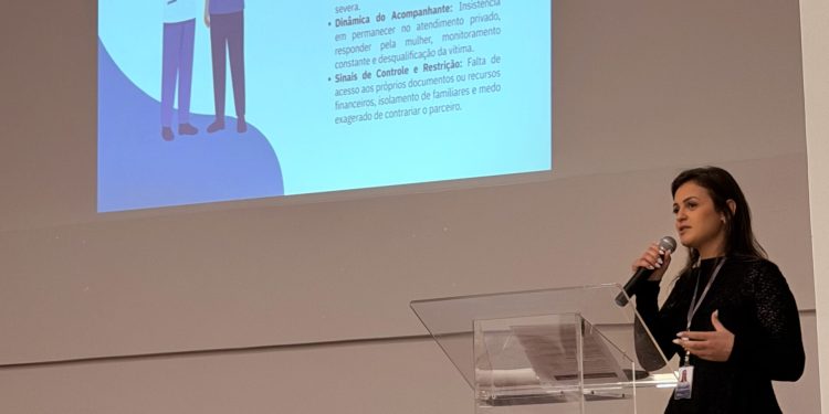 Biguaçu capacita servidores para reconhecer sinais de violência contra a mulher