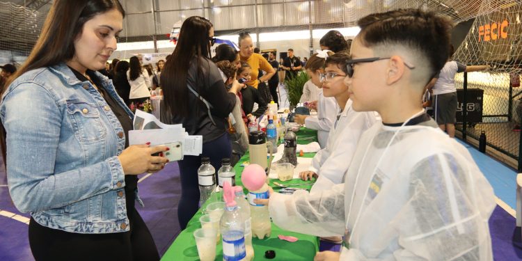 Feira FECIC 2026 busca incentivar criatividade e pensamento científico na rede municipal; abertura ocorreu nesta quinta-feira (27/8)