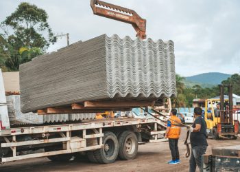 Operação Granizo alcança marca de 12 mil telhas entregues e terá reforço de nova remessa nesta quinta-feira (3)