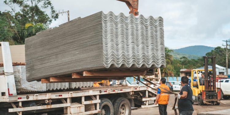 Operação Granizo alcança marca de 12 mil telhas entregues e terá reforço de nova remessa nesta quinta-feira (3)