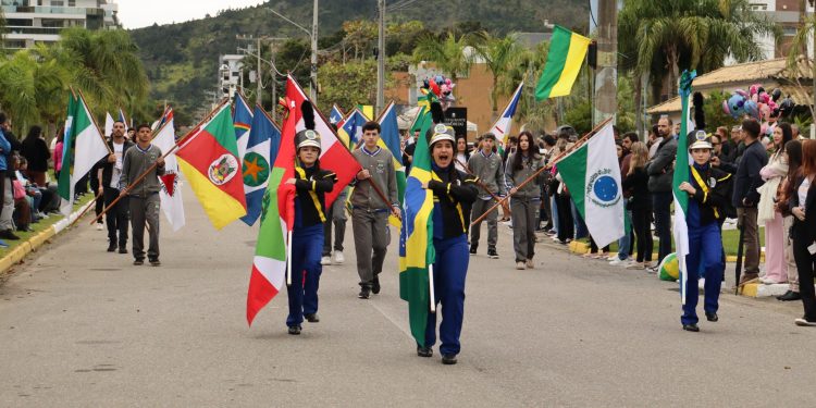 Governador Celso Ramos realiza desfile cívico da Independência do Brasil neste sábado (5/9); veja fotos