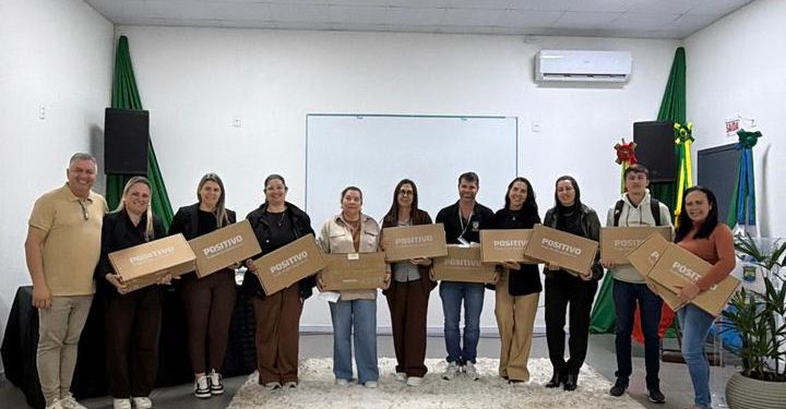 Secretaria de Educação de Governador Celso Ramos distribui mais de 100 notebooks novos a escolas da dede municipal