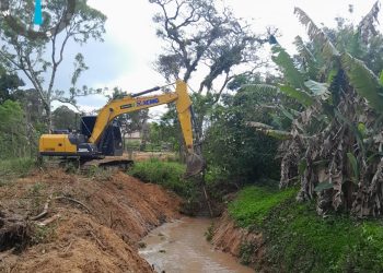 Prefeitura de Governador Celso Ramos inicia limpeza e desassoreamento de rio no Bairro Palmas