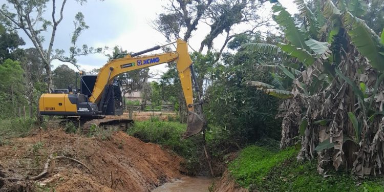 Prefeitura de Governador Celso Ramos inicia limpeza e desassoreamento de rio no Bairro Palmas