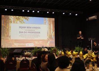 Secretaria Municipal de Educação homenageia educadores da Rede Municipal no Dia dos Professores