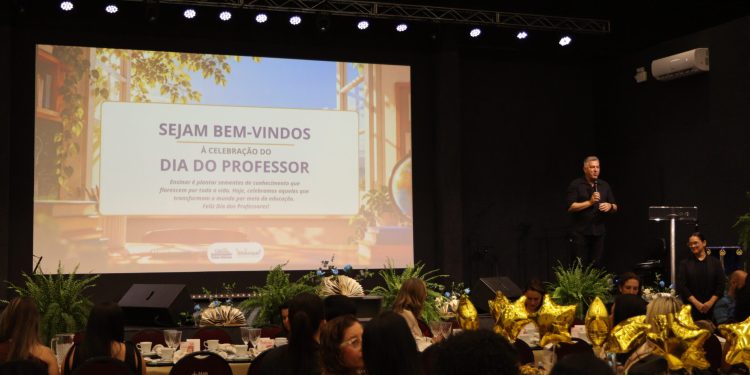 Secretaria Municipal de Educação homenageia educadores da Rede Municipal no Dia dos Professores