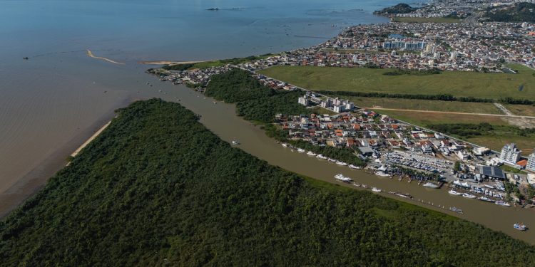 Molhes do Rio Biguaçu: projeto avança com início da etapa de dragagem e desassoreamento